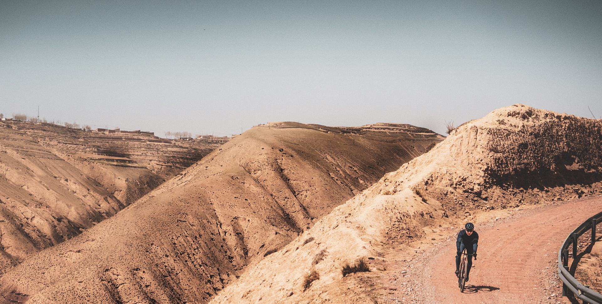 VOYAGER 无论在砾石路还是铺装公路上
都有优异的性能，助你勇敢探索，航向未知